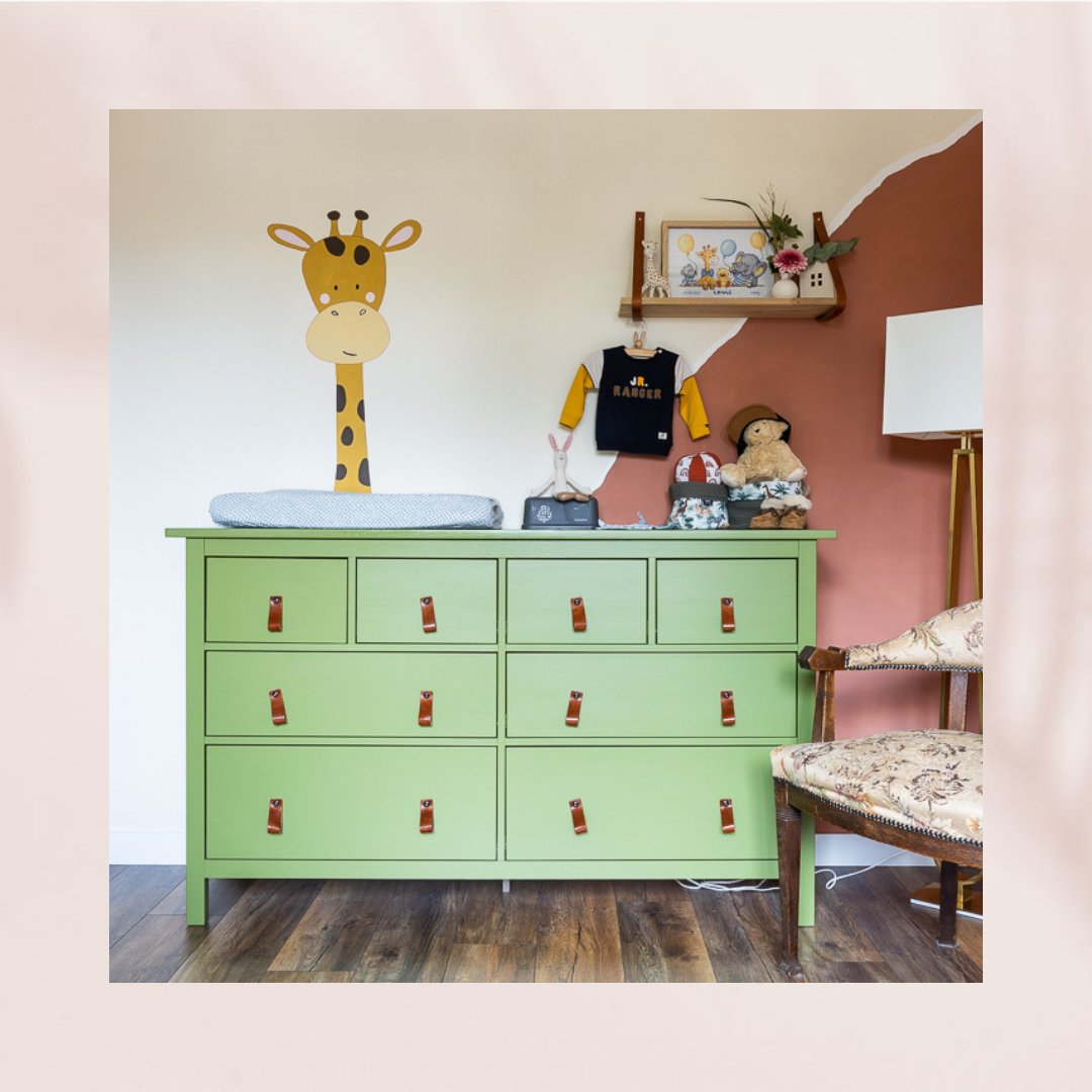 Muurschildering giraf babykamer